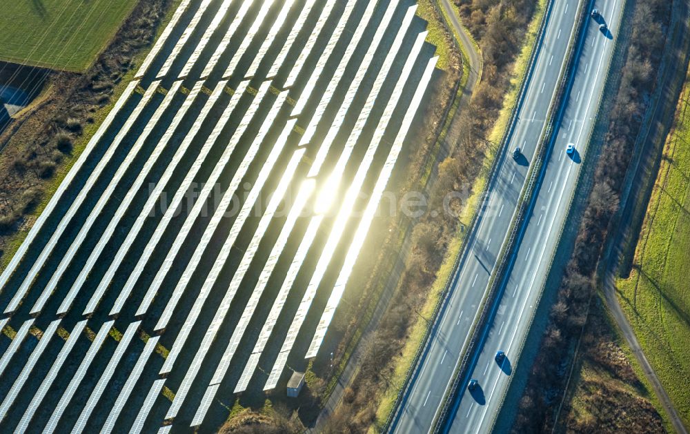 Enste aus der Vogelperspektive: Solarkraftwerk und Photovoltaik- Anlagen an der Autobahn BAB A46 in Enste im Bundesland Nordrhein-Westfalen, Deutschland