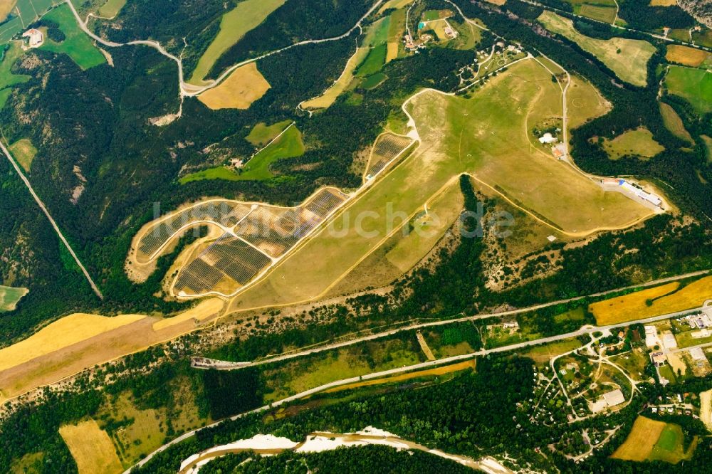 Luftaufnahme Aspres-sur-Buëch - Solarkraftwerk und Photovoltaik- Anlagen im Bau auf dem Flugplatz in Aspres-sur-Buëch in Provence-Alpes-Cote d'Azur, Frankreich