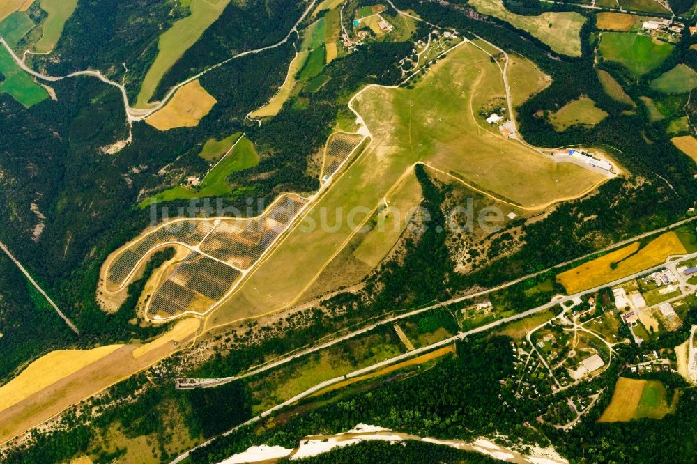 Aspres-sur-Buëch von oben - Solarkraftwerk und Photovoltaik- Anlagen im Bau auf dem Flugplatz in Aspres-sur-Buëch in Provence-Alpes-Cote d'Azur, Frankreich