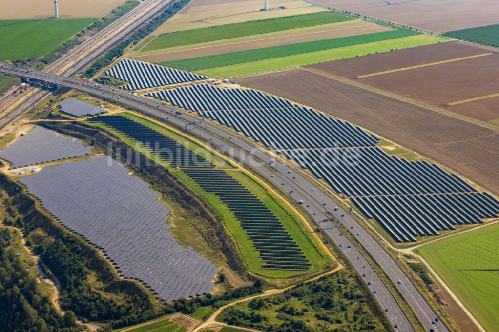 Bedburg von oben - Solarkraftwerk und Photovoltaik- Anlagen in Bedburg im Bundesland Nordrhein-Westfalen, Deutschland