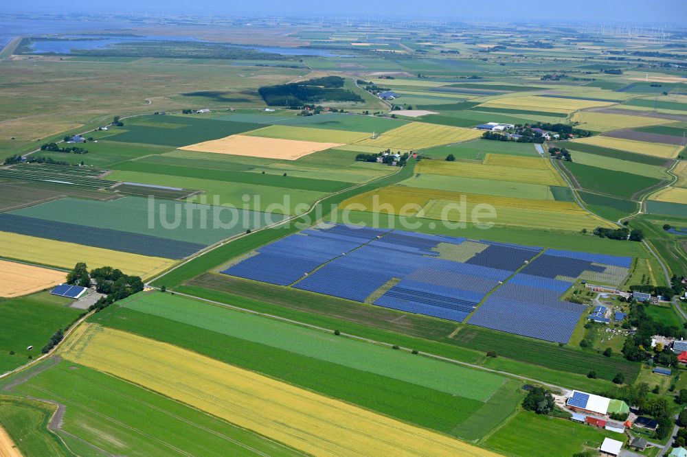 Luftaufnahme Busenwurth - Solarkraftwerk und Photovoltaik- Anlagen der PV Betrieb Waste to Energy A UG & Co. KG in einem Feld in Busenwurth im Bundesland Schleswig-Holstein, Deutschland