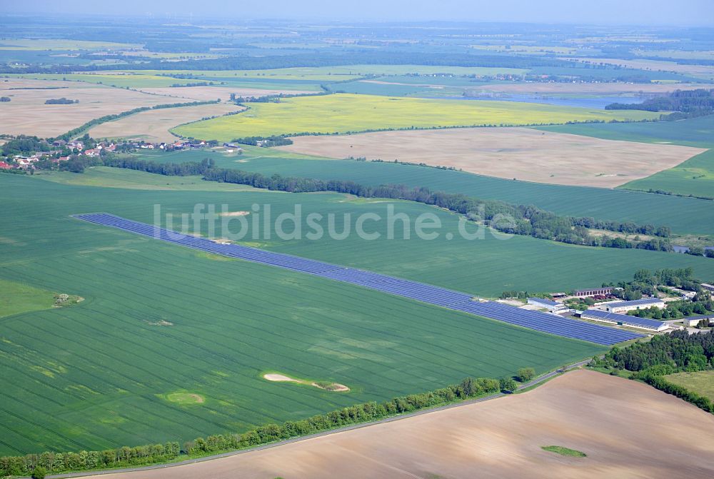 Dedelow von oben - Solarkraftwerk und Photovoltaik- Anlagen am ehemaligen Flugplatz in Dedelow im Bundesland Brandenburg, Deutschland