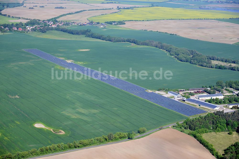 Dedelow aus der Vogelperspektive: Solarkraftwerk und Photovoltaik- Anlagen am ehemaligen Flugplatz in Dedelow im Bundesland Brandenburg, Deutschland