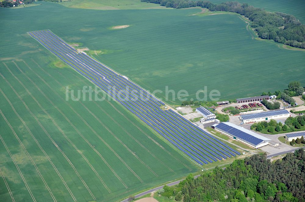 Luftbild Dedelow - Solarkraftwerk und Photovoltaik- Anlagen am ehemaligen Flugplatz in Dedelow im Bundesland Brandenburg, Deutschland