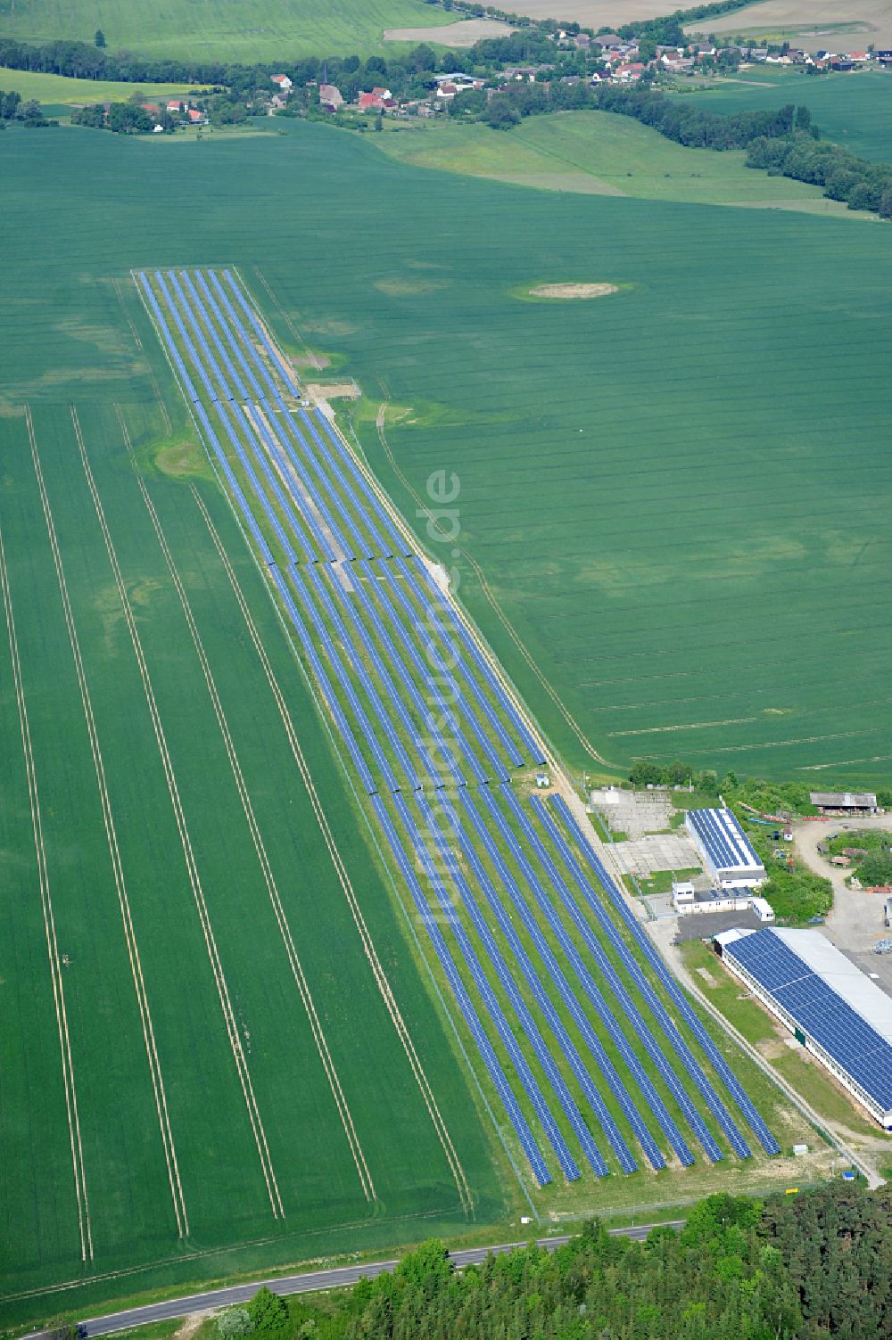 Luftaufnahme Dedelow - Solarkraftwerk und Photovoltaik- Anlagen am ehemaligen Flugplatz in Dedelow im Bundesland Brandenburg, Deutschland