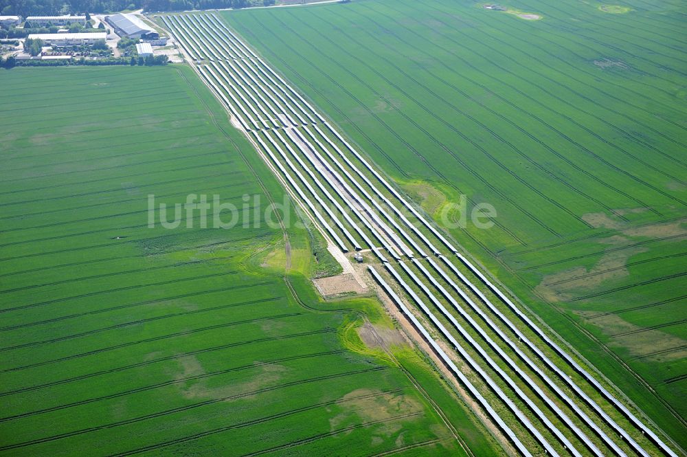 Dedelow aus der Vogelperspektive: Solarkraftwerk und Photovoltaik- Anlagen am ehemaligen Flugplatz in Dedelow im Bundesland Brandenburg, Deutschland