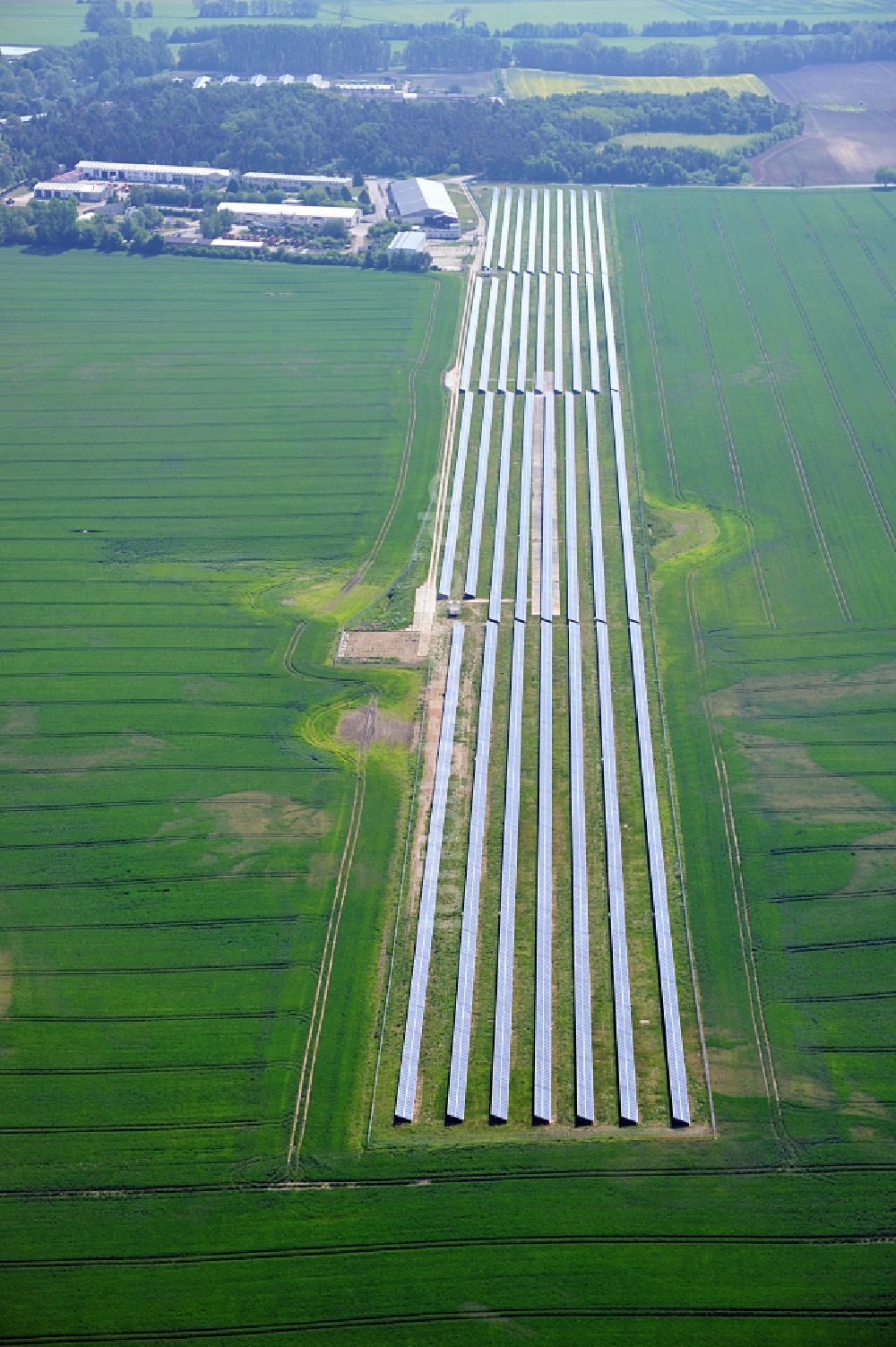 Luftbild Dedelow - Solarkraftwerk und Photovoltaik- Anlagen am ehemaligen Flugplatz in Dedelow im Bundesland Brandenburg, Deutschland