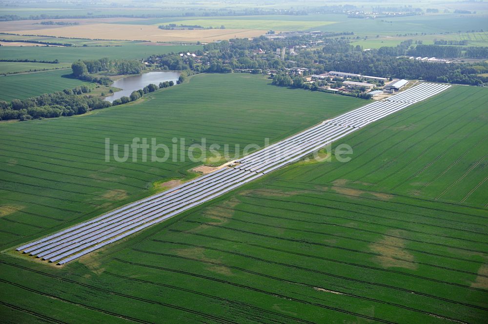 Luftaufnahme Dedelow - Solarkraftwerk und Photovoltaik- Anlagen am ehemaligen Flugplatz in Dedelow im Bundesland Brandenburg, Deutschland