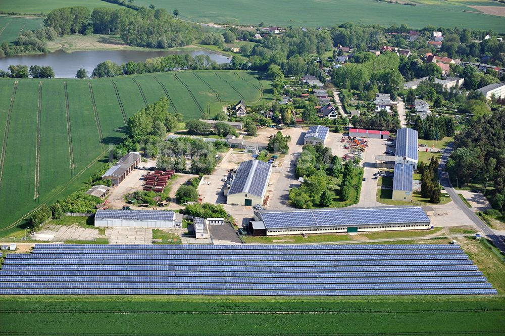 Dedelow von oben - Solarkraftwerk und Photovoltaik- Anlagen am ehemaligen Flugplatz in Dedelow im Bundesland Brandenburg, Deutschland