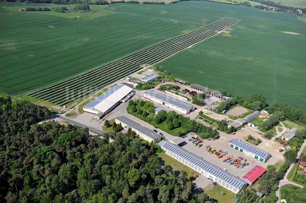 Luftaufnahme Dedelow - Solarkraftwerk und Photovoltaik- Anlagen am ehemaligen Flugplatz in Dedelow im Bundesland Brandenburg, Deutschland