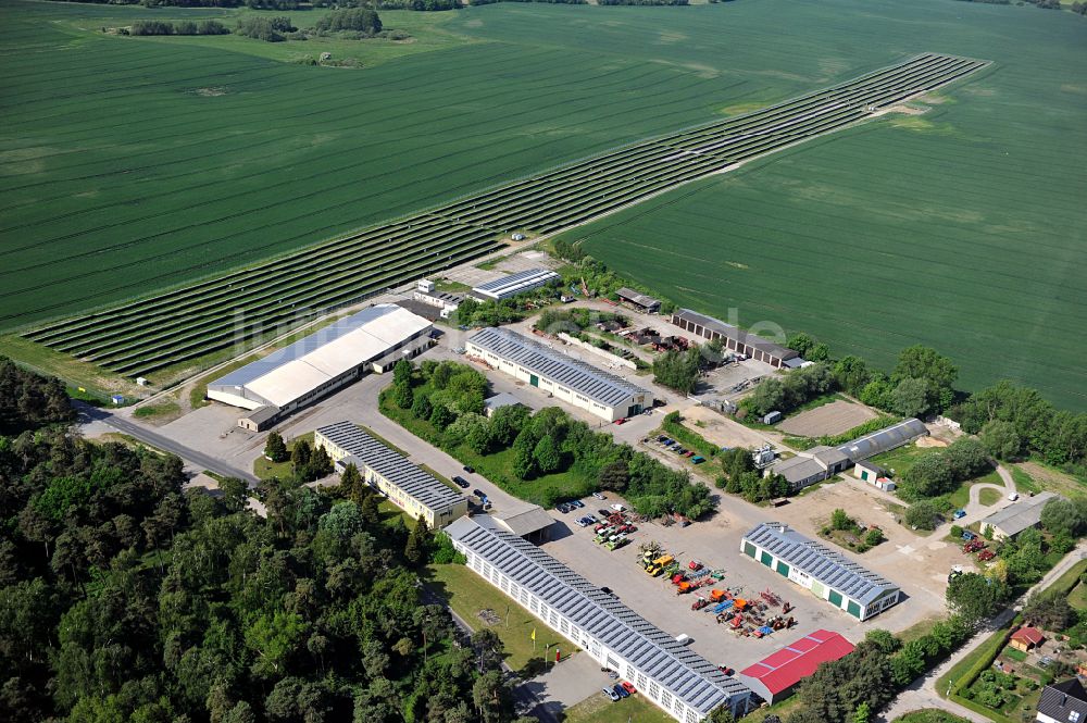 Dedelow von oben - Solarkraftwerk und Photovoltaik- Anlagen am ehemaligen Flugplatz in Dedelow im Bundesland Brandenburg, Deutschland