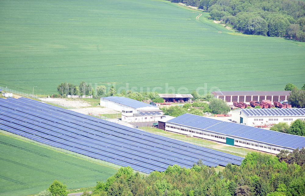 Luftaufnahme Dedelow - Solarkraftwerk und Photovoltaik- Anlagen am ehemaligen Flugplatz in Dedelow im Bundesland Brandenburg, Deutschland