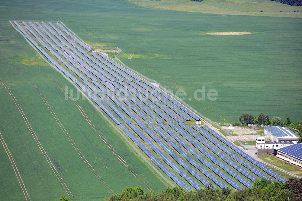 Dedelow von oben - Solarkraftwerk und Photovoltaik- Anlagen am ehemaligen Flugplatz in Dedelow im Bundesland Brandenburg, Deutschland