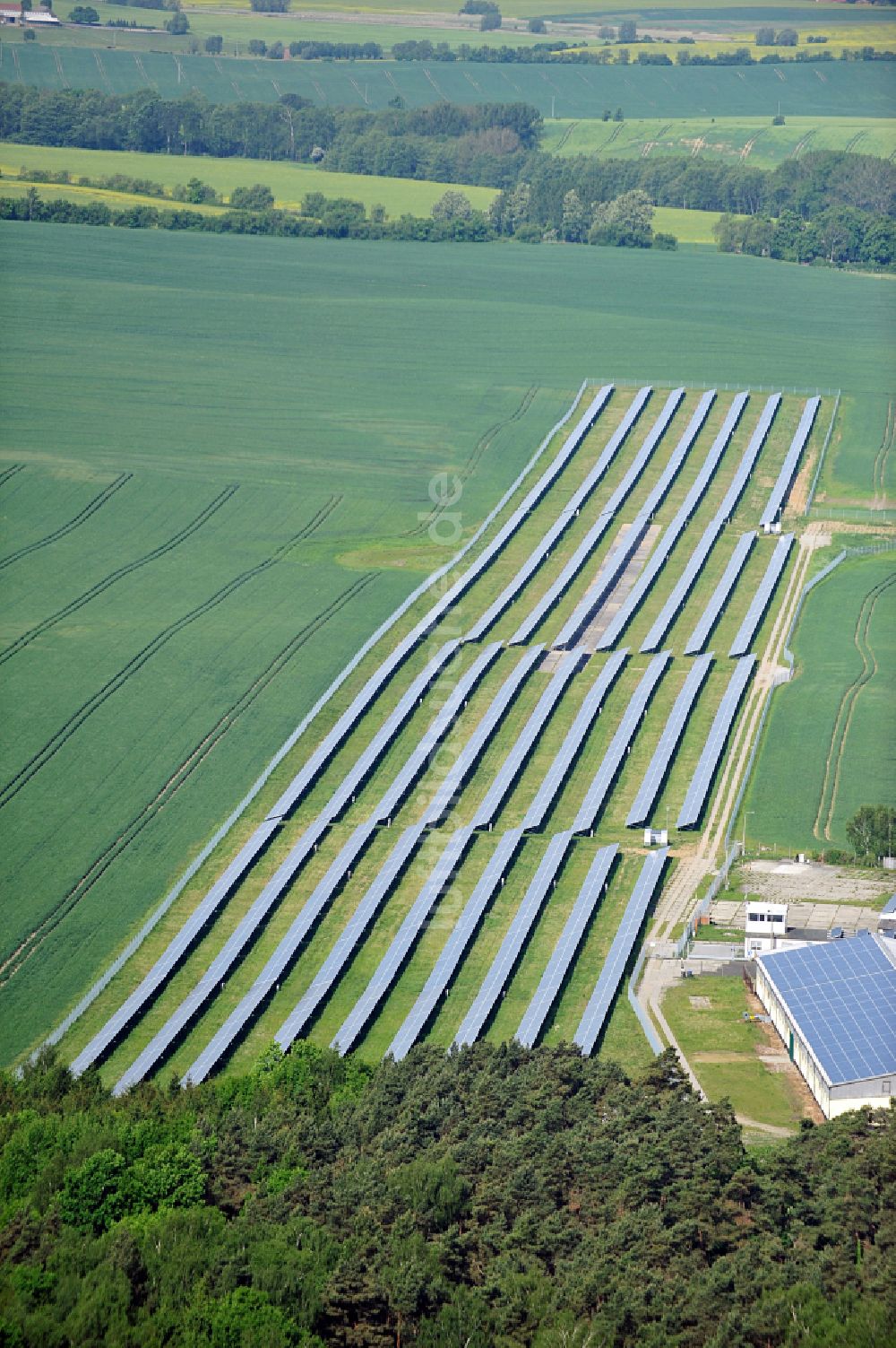 Luftbild Dedelow - Solarkraftwerk und Photovoltaik- Anlagen am ehemaligen Flugplatz in Dedelow im Bundesland Brandenburg, Deutschland