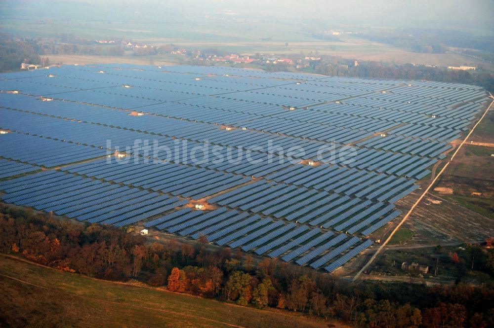 Luftbild Fürstenwalde/Spree - Solarkraftwerk und Photovoltaik- Anlagen auf dem ehemaligen Flugplatz in Fürstenwalde/Spree im Bundesland Brandenburg