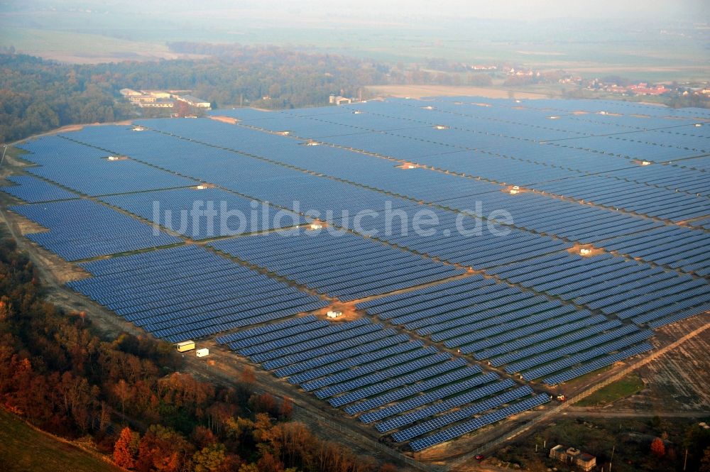 Luftaufnahme Fürstenwalde/Spree - Solarkraftwerk und Photovoltaik- Anlagen auf dem ehemaligen Flugplatz in Fürstenwalde/Spree im Bundesland Brandenburg