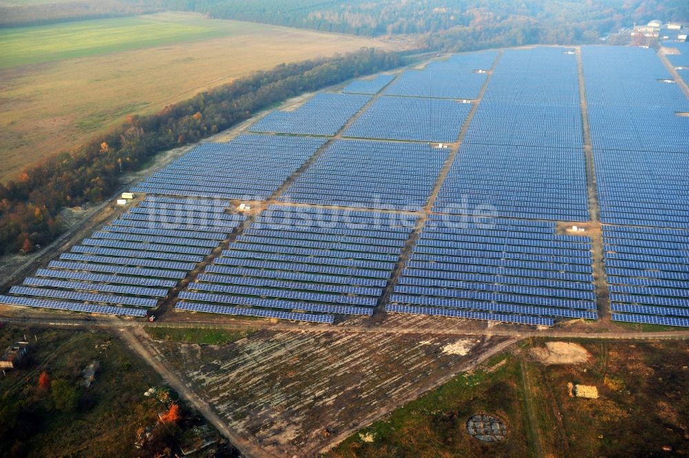 Fürstenwalde/Spree aus der Vogelperspektive: Solarkraftwerk und Photovoltaik- Anlagen auf dem ehemaligen Flugplatz in Fürstenwalde/Spree im Bundesland Brandenburg