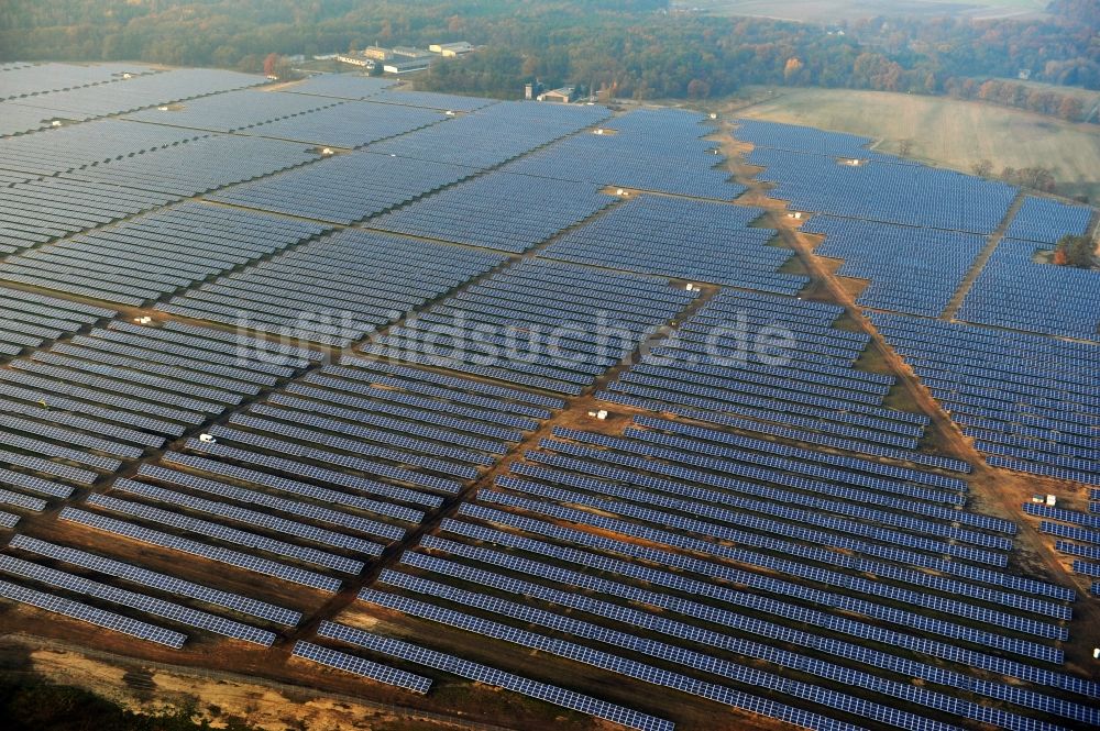 Luftaufnahme Fürstenwalde/Spree - Solarkraftwerk und Photovoltaik- Anlagen auf dem ehemaligen Flugplatz in Fürstenwalde/Spree im Bundesland Brandenburg