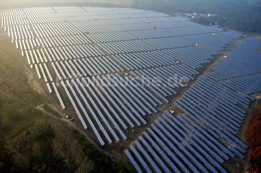 Fürstenwalde/Spree von oben - Solarkraftwerk und Photovoltaik- Anlagen auf dem ehemaligen Flugplatz in Fürstenwalde/Spree im Bundesland Brandenburg