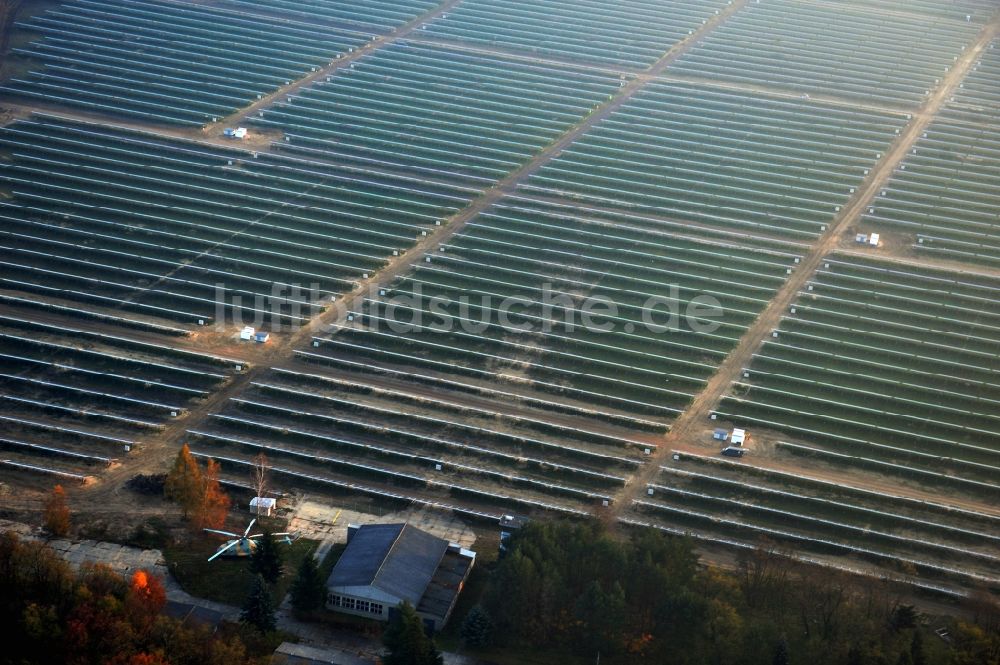 Fürstenwalde/Spree aus der Vogelperspektive: Solarkraftwerk und Photovoltaik- Anlagen auf dem ehemaligen Flugplatz in Fürstenwalde/Spree im Bundesland Brandenburg