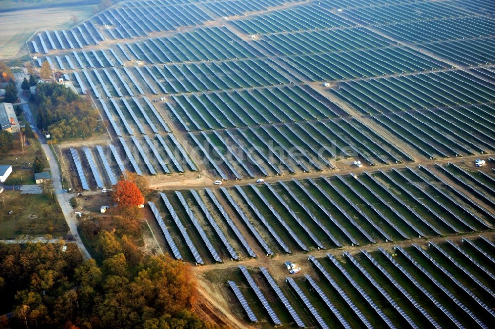 Luftbild Fürstenwalde/Spree - Solarkraftwerk und Photovoltaik- Anlagen auf dem ehemaligen Flugplatz in Fürstenwalde/Spree im Bundesland Brandenburg