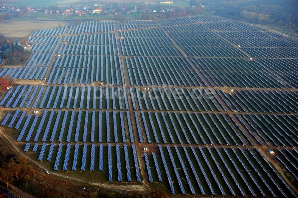 Fürstenwalde/Spree von oben - Solarkraftwerk und Photovoltaik- Anlagen auf dem ehemaligen Flugplatz in Fürstenwalde/Spree im Bundesland Brandenburg