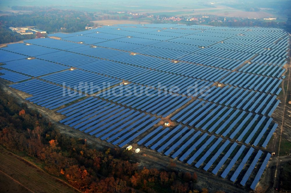 Fürstenwalde/Spree aus der Vogelperspektive: Solarkraftwerk und Photovoltaik- Anlagen auf dem ehemaligen Flugplatz in Fürstenwalde/Spree im Bundesland Brandenburg