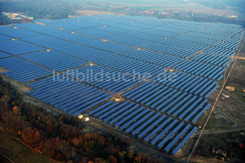 Luftbild Fürstenwalde/Spree - Solarkraftwerk und Photovoltaik- Anlagen auf dem ehemaligen Flugplatz in Fürstenwalde/Spree im Bundesland Brandenburg