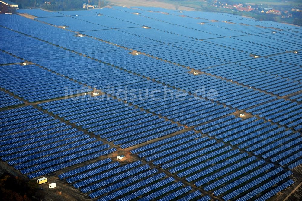 Luftaufnahme Fürstenwalde/Spree - Solarkraftwerk und Photovoltaik- Anlagen auf dem ehemaligen Flugplatz in Fürstenwalde/Spree im Bundesland Brandenburg