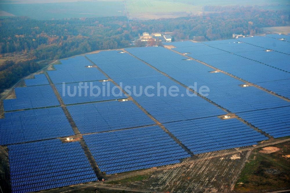 Fürstenwalde/Spree von oben - Solarkraftwerk und Photovoltaik- Anlagen auf dem ehemaligen Flugplatz in Fürstenwalde/Spree im Bundesland Brandenburg