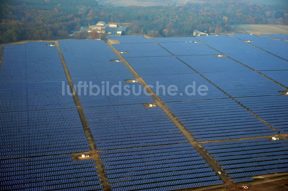 Fürstenwalde/Spree aus der Vogelperspektive: Solarkraftwerk und Photovoltaik- Anlagen auf dem ehemaligen Flugplatz in Fürstenwalde/Spree im Bundesland Brandenburg