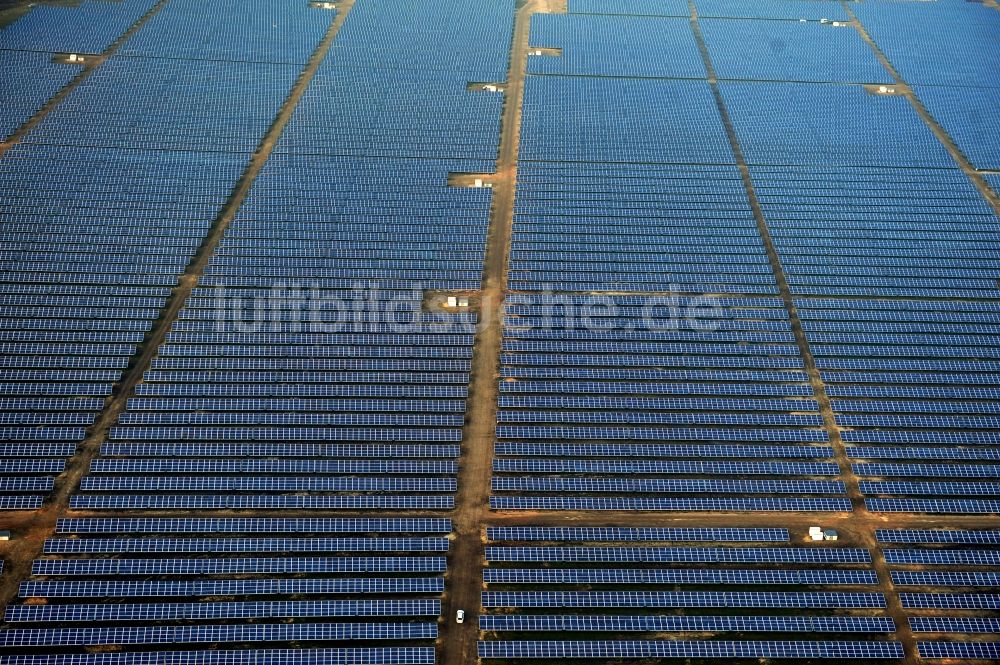 Luftbild Fürstenwalde/Spree - Solarkraftwerk und Photovoltaik- Anlagen auf dem ehemaligen Flugplatz in Fürstenwalde/Spree im Bundesland Brandenburg