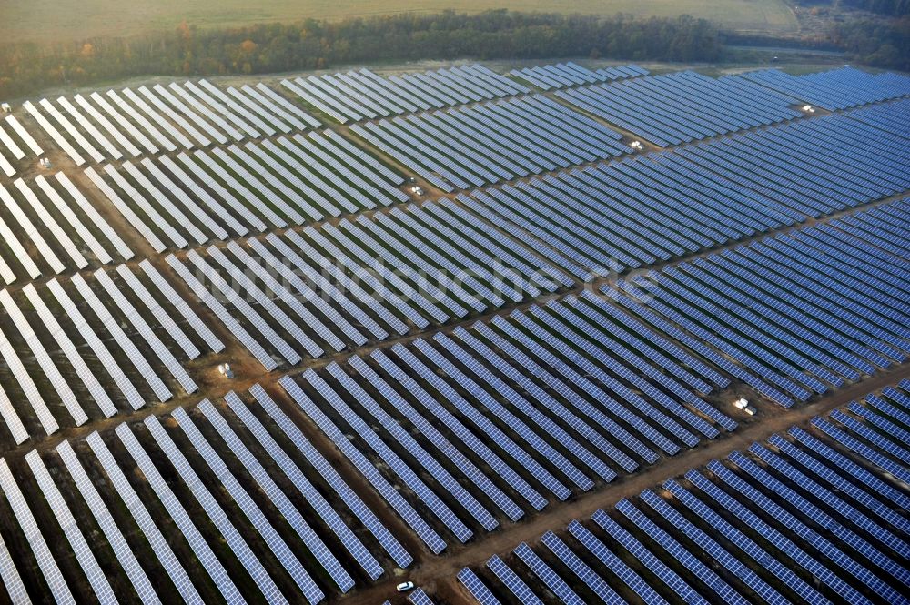 Luftaufnahme Fürstenwalde/Spree - Solarkraftwerk und Photovoltaik- Anlagen auf dem ehemaligen Flugplatz in Fürstenwalde/Spree im Bundesland Brandenburg