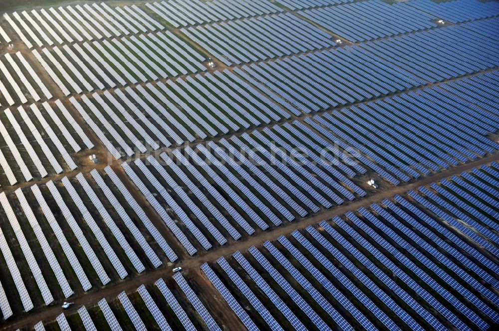 Fürstenwalde/Spree von oben - Solarkraftwerk und Photovoltaik- Anlagen auf dem ehemaligen Flugplatz in Fürstenwalde/Spree im Bundesland Brandenburg