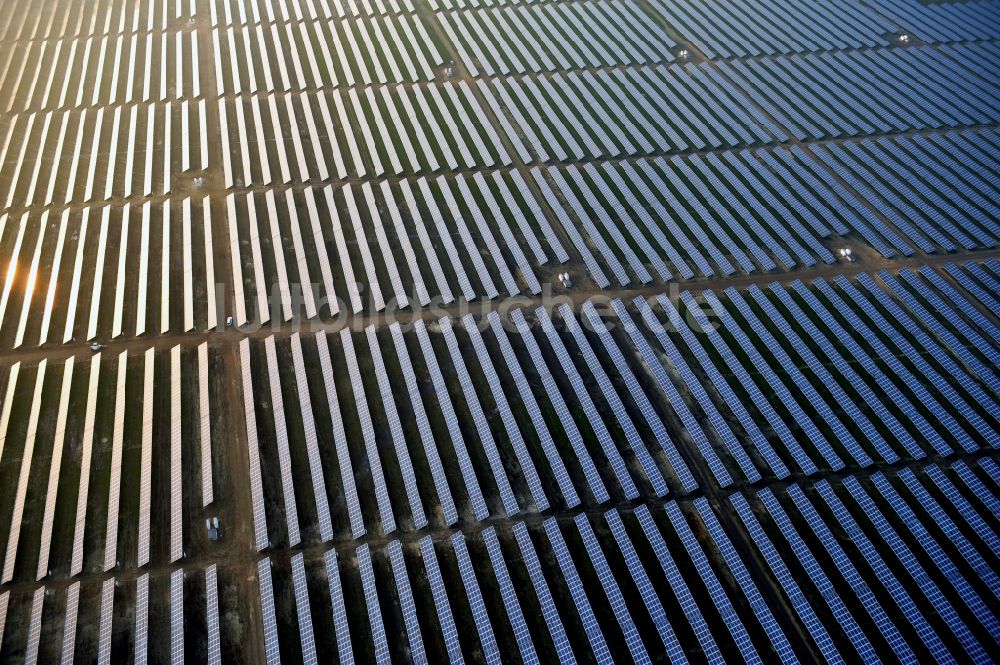 Fürstenwalde/Spree aus der Vogelperspektive: Solarkraftwerk und Photovoltaik- Anlagen auf dem ehemaligen Flugplatz in Fürstenwalde/Spree im Bundesland Brandenburg