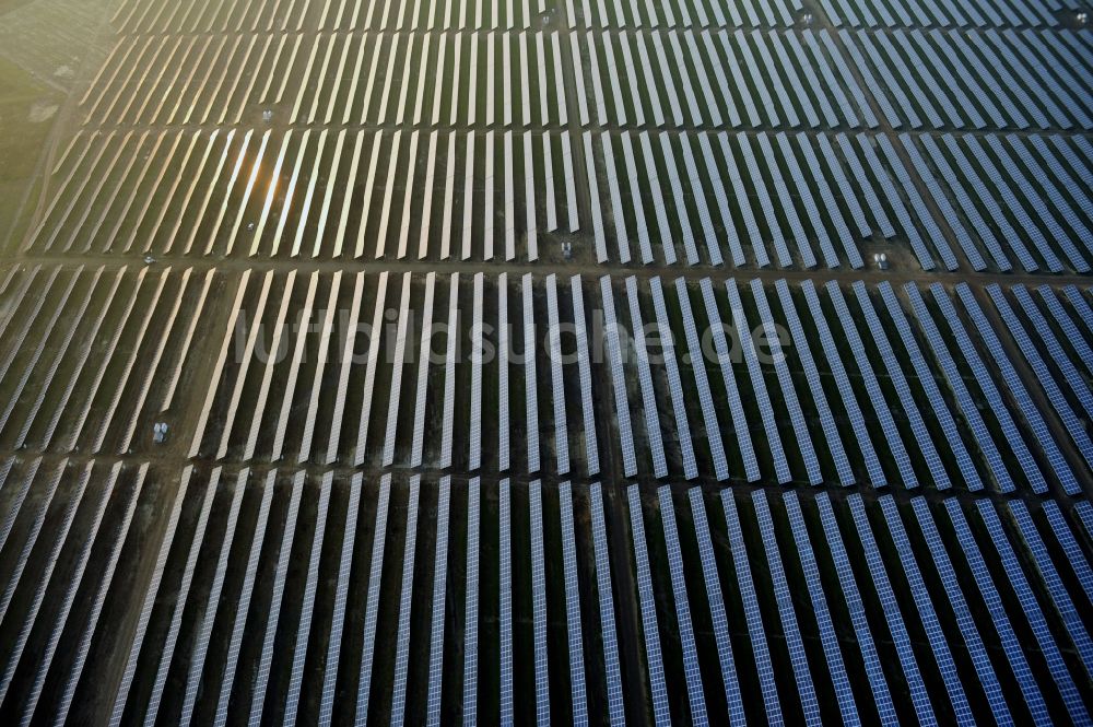 Luftbild Fürstenwalde/Spree - Solarkraftwerk und Photovoltaik- Anlagen auf dem ehemaligen Flugplatz in Fürstenwalde/Spree im Bundesland Brandenburg