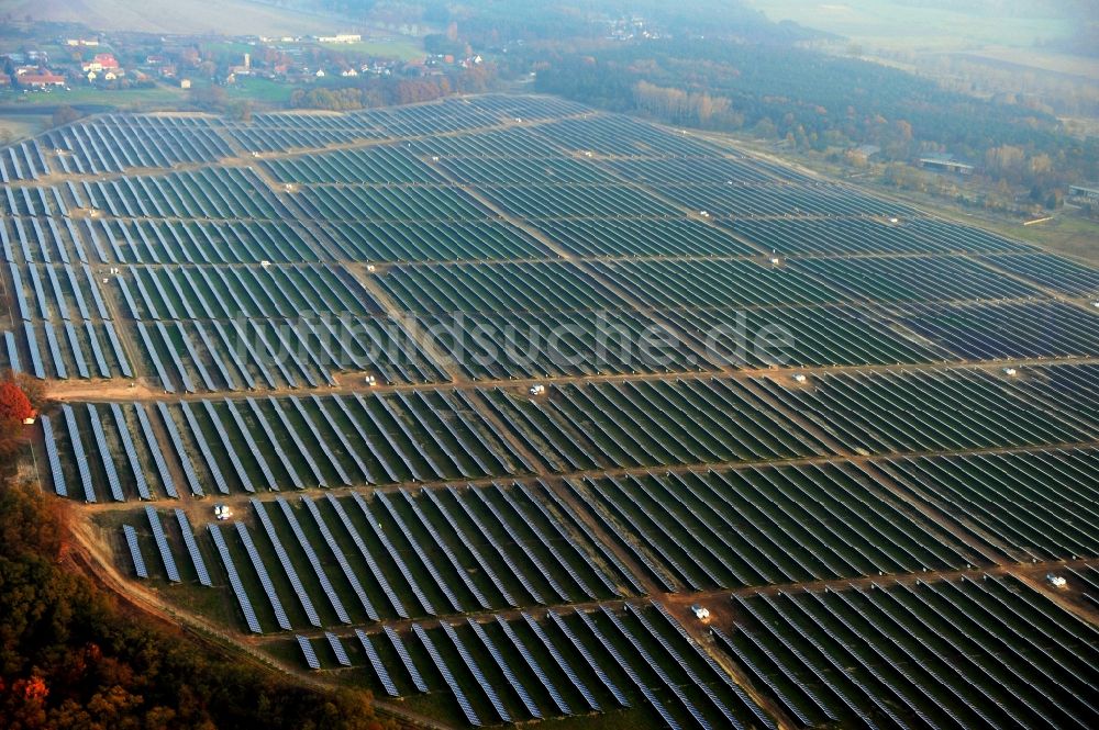 Fürstenwalde/Spree von oben - Solarkraftwerk und Photovoltaik- Anlagen auf dem ehemaligen Flugplatz in Fürstenwalde/Spree im Bundesland Brandenburg