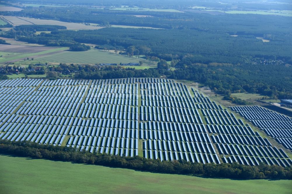 Fürstenwalde/Spree von oben - Solarkraftwerk und Photovoltaik- Anlagen auf dem ehemaligen Flugplatz in Fürstenwalde/Spree im Bundesland Brandenburg, Deutschland