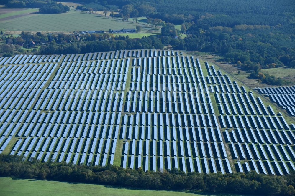 Fürstenwalde/Spree aus der Vogelperspektive: Solarkraftwerk und Photovoltaik- Anlagen auf dem ehemaligen Flugplatz in Fürstenwalde/Spree im Bundesland Brandenburg, Deutschland