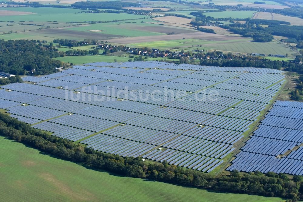 Luftbild Fürstenwalde/Spree - Solarkraftwerk und Photovoltaik- Anlagen auf dem ehemaligen Flugplatz in Fürstenwalde/Spree im Bundesland Brandenburg, Deutschland