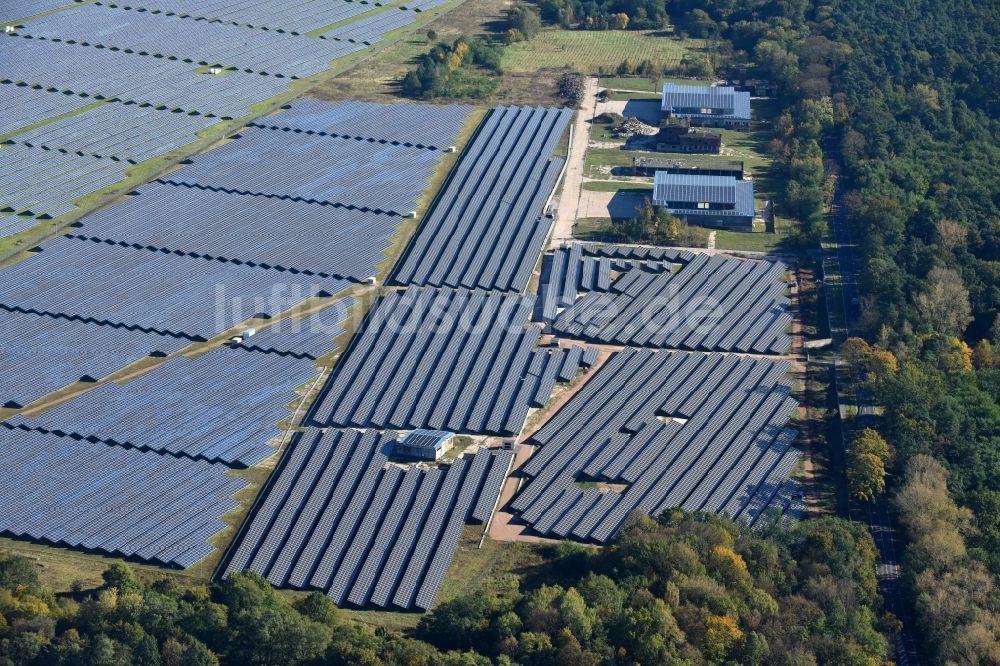 Luftaufnahme Fürstenwalde/Spree - Solarkraftwerk und Photovoltaik- Anlagen auf dem ehemaligen Flugplatz in Fürstenwalde/Spree im Bundesland Brandenburg, Deutschland