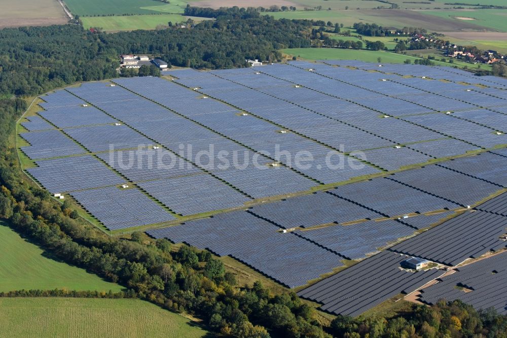 Fürstenwalde/Spree von oben - Solarkraftwerk und Photovoltaik- Anlagen auf dem ehemaligen Flugplatz in Fürstenwalde/Spree im Bundesland Brandenburg, Deutschland