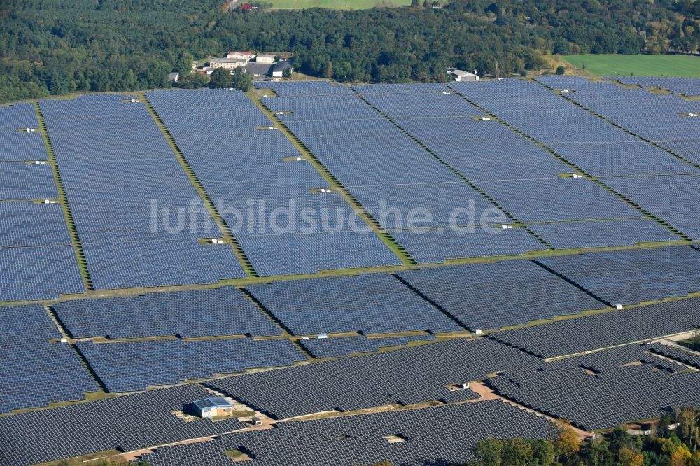 Fürstenwalde/Spree aus der Vogelperspektive: Solarkraftwerk und Photovoltaik- Anlagen auf dem ehemaligen Flugplatz in Fürstenwalde/Spree im Bundesland Brandenburg, Deutschland