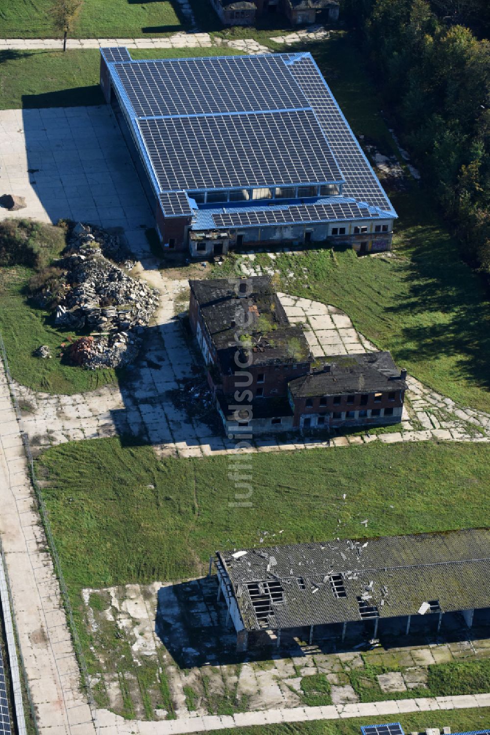 Luftbild Fürstenwalde/Spree - Solarkraftwerk und Photovoltaik- Anlagen auf dem ehemaligen Flugplatz in Fürstenwalde/Spree im Bundesland Brandenburg, Deutschland