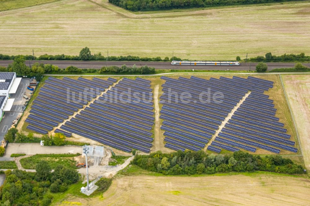 Ahlen von oben - Solarkraftwerk und Photovoltaik- Anlagen in einem Feld in Ahlen im Bundesland Nordrhein-Westfalen, Deutschland