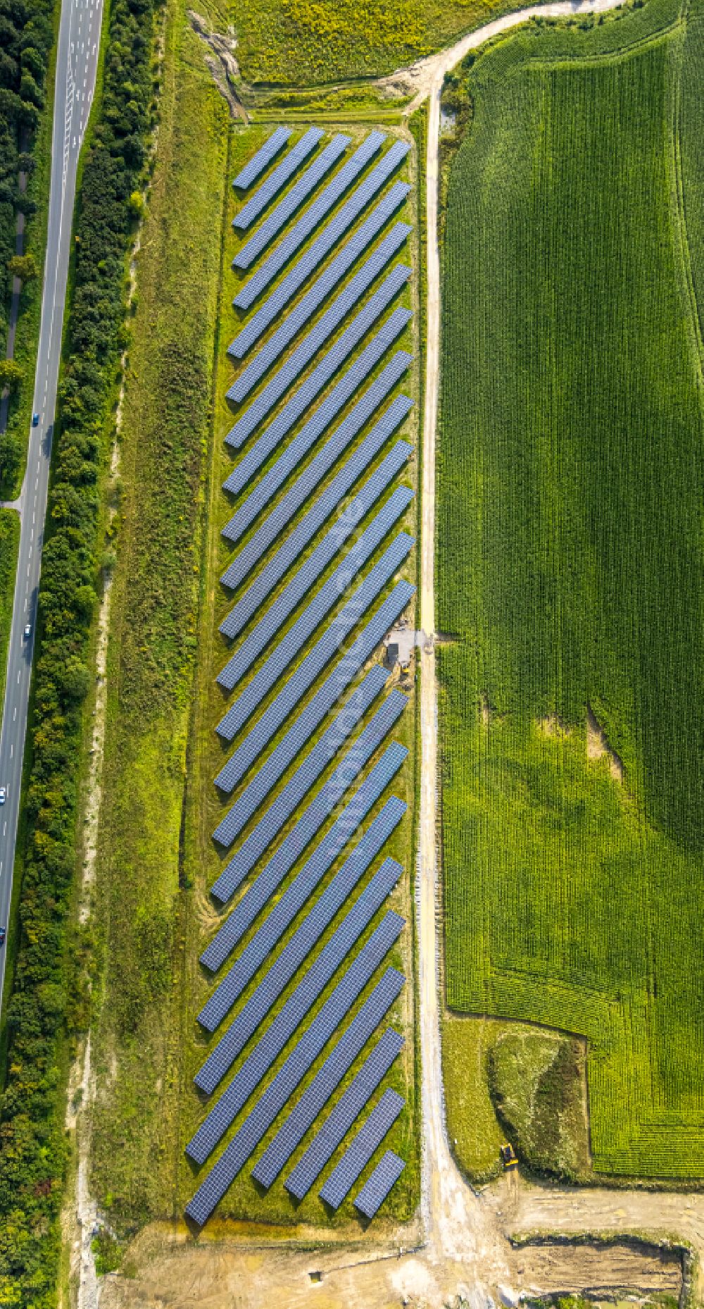 Luftaufnahme Beckum - Solarkraftwerk und Photovoltaik- Anlagen in einem Feld in Beckum im Bundesland Nordrhein-Westfalen, Deutschland