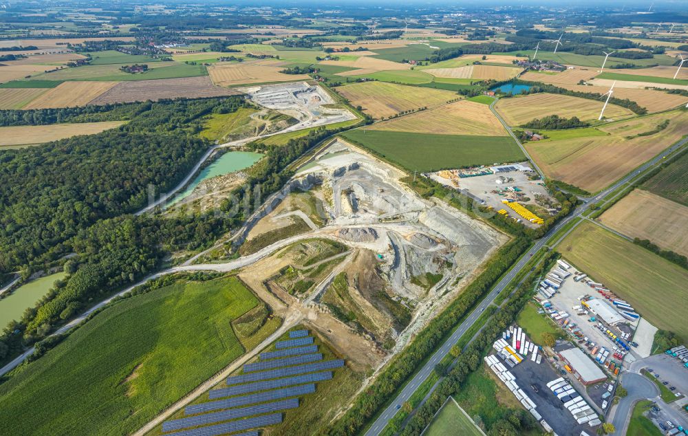 Beckum aus der Vogelperspektive: Solarkraftwerk und Photovoltaik- Anlagen in einem Feld in Beckum im Bundesland Nordrhein-Westfalen, Deutschland