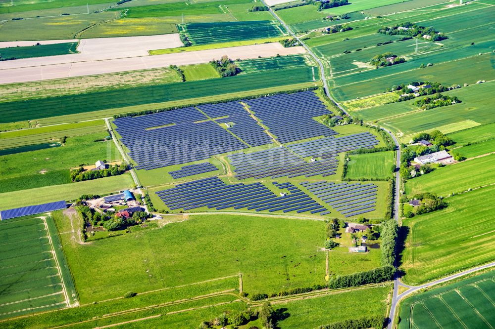 Luftaufnahme Emmelsbüll-Horsbüll - Solarkraftwerk und Photovoltaik- Anlagen auf einem Feld in Emmelsbüll-Horsbüll im Bundesland Schleswig-Holstein, Deutschland