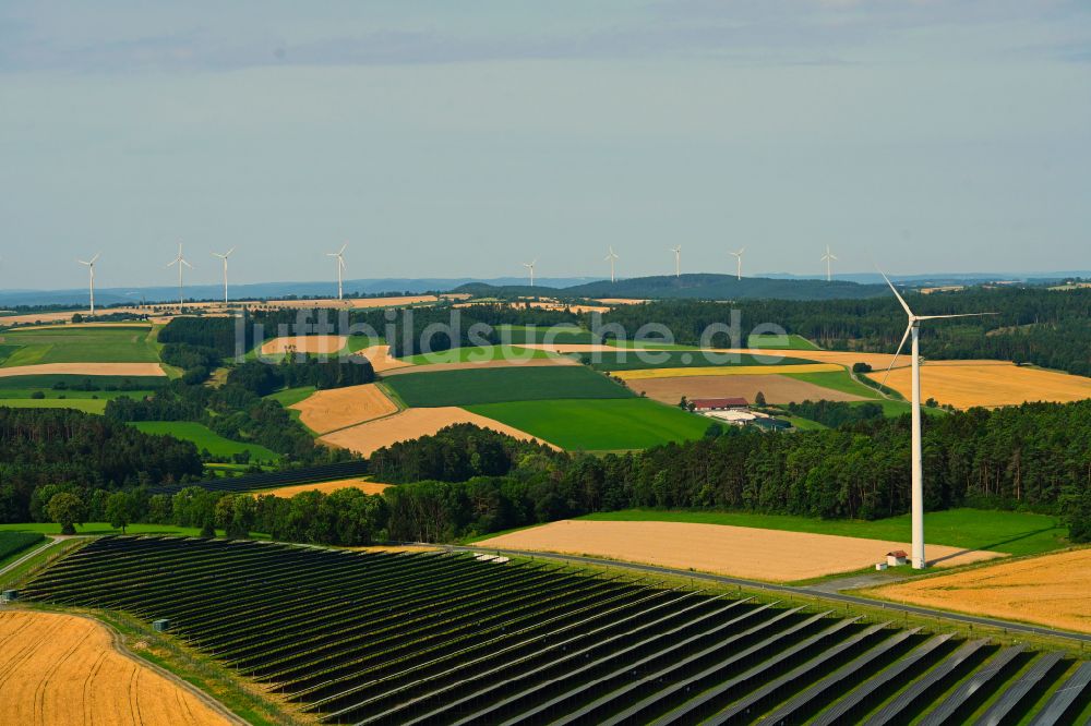 Luftaufnahme Gössersdorf - Solarkraftwerk und Photovoltaik- Anlagen in einem Feld in Gössersdorf im Bundesland Bayern, Deutschland