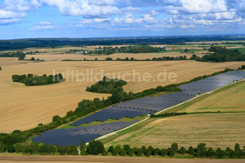 Luftaufnahme Helpt - Solarkraftwerk und Photovoltaik- Anlagen in einem Feld in Helpt im Bundesland Mecklenburg-Vorpommern, Deutschland